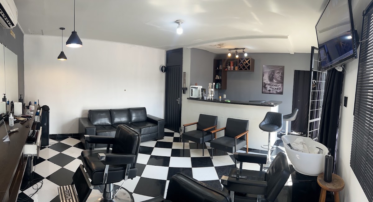 Atendimento infantil paciente e espaço kids para corte de cabelo de meninos e meninas